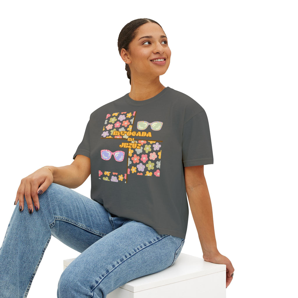 Retro Spanish Sunglasses Boxy Tee — 'Enfocada en Jesús' Graphic Top