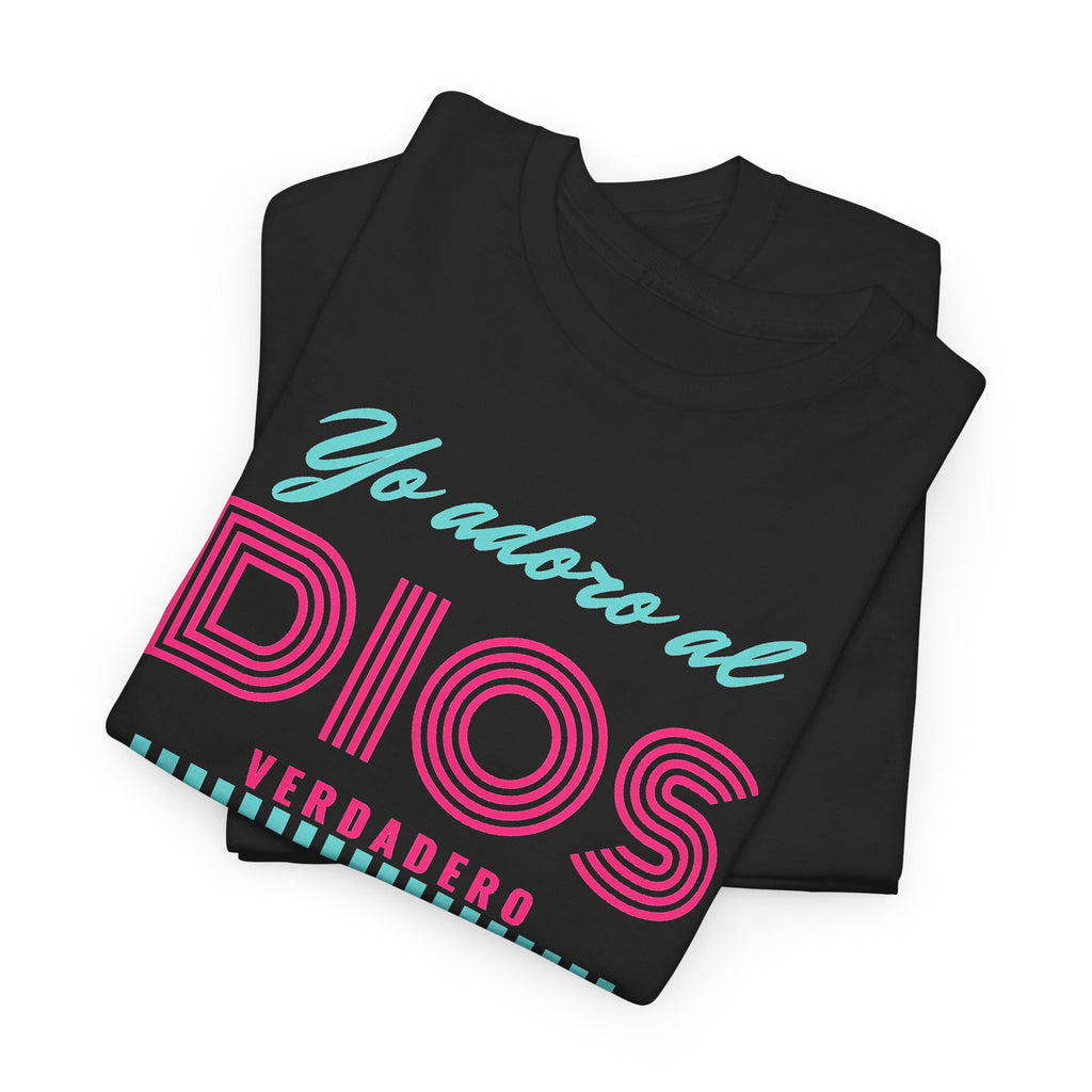 "Yo adoro al Dios verdadero" Camisa Feminina — "Y estos tres son uno" (1 Juan 5:7)