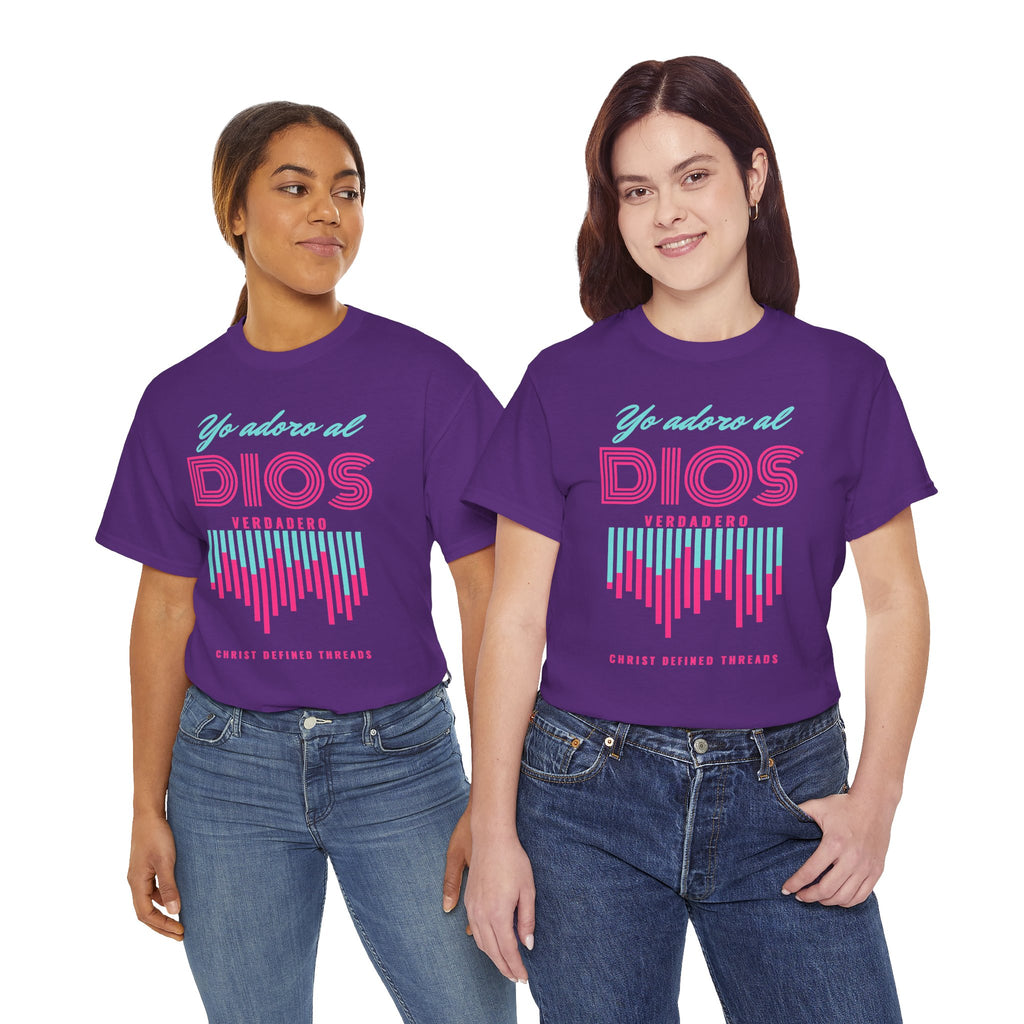 "Yo adoro al Dios verdadero" Camisa Feminina — "Y estos tres son uno" (1 Juan 5:7)