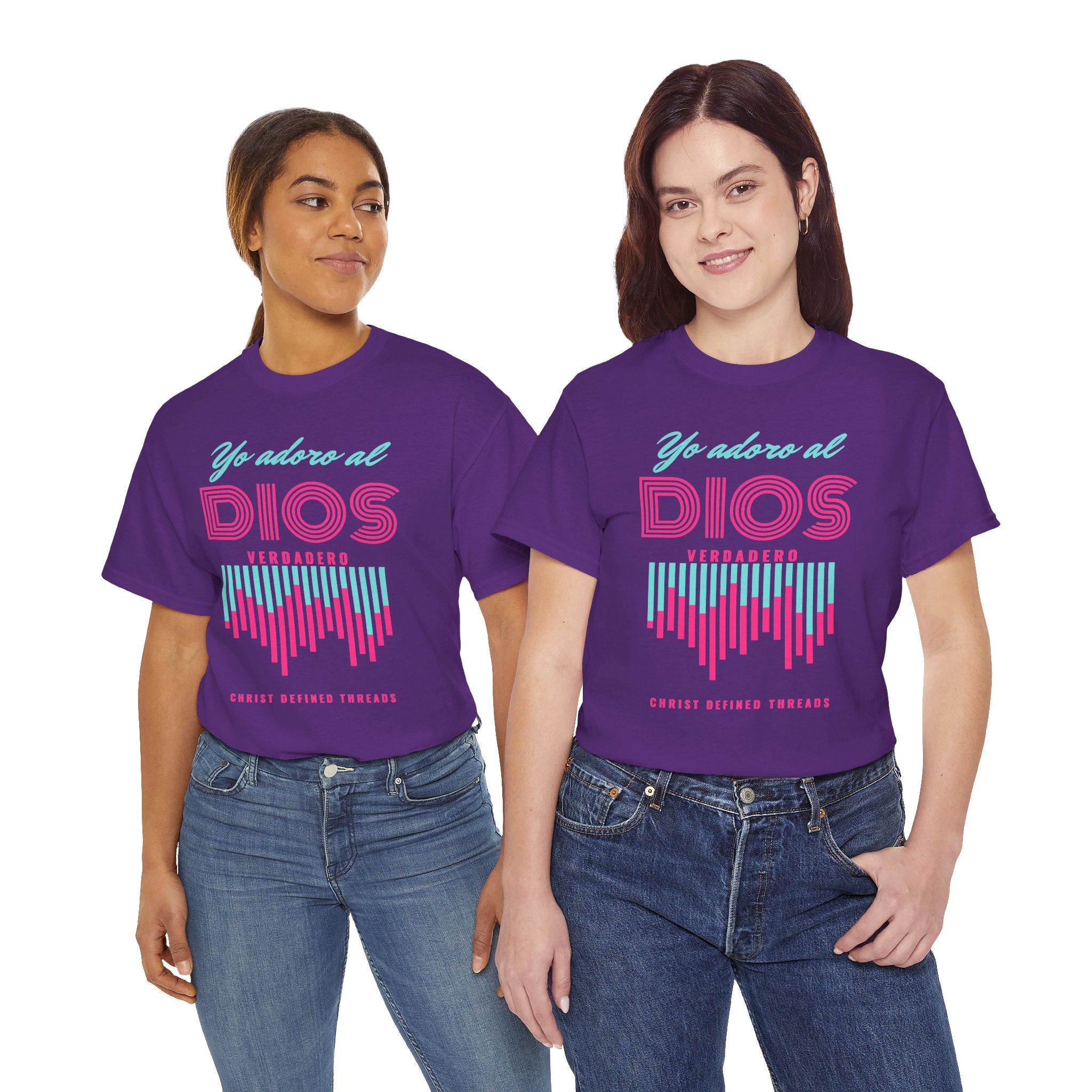 "Yo adoro al Dios verdadero" Camisa Feminina — "Y estos tres son uno" (1 Juan 5:7)