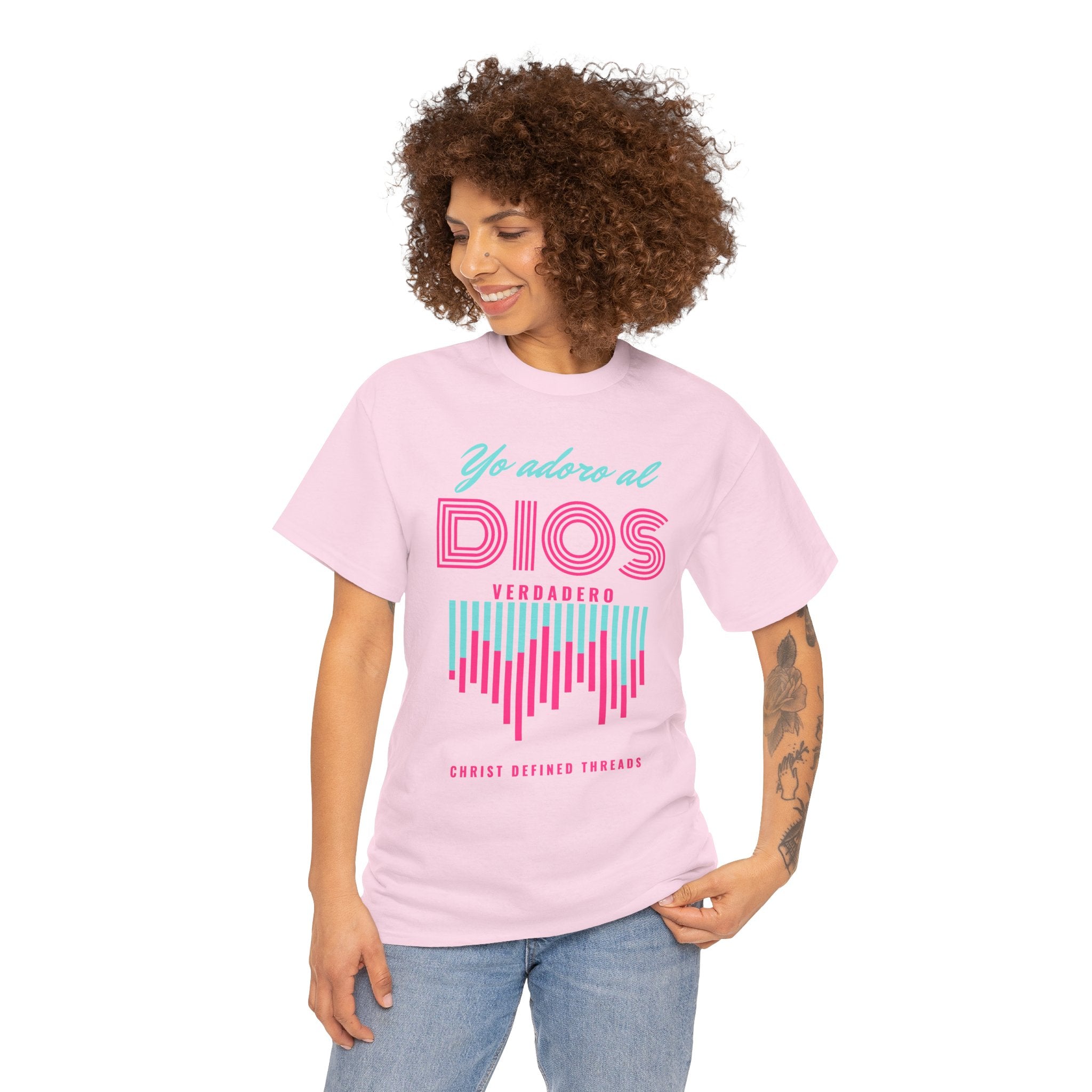 "Yo adoro al Dios verdadero" Camisa Feminina — "Y estos tres son uno" (1 Juan 5:7)