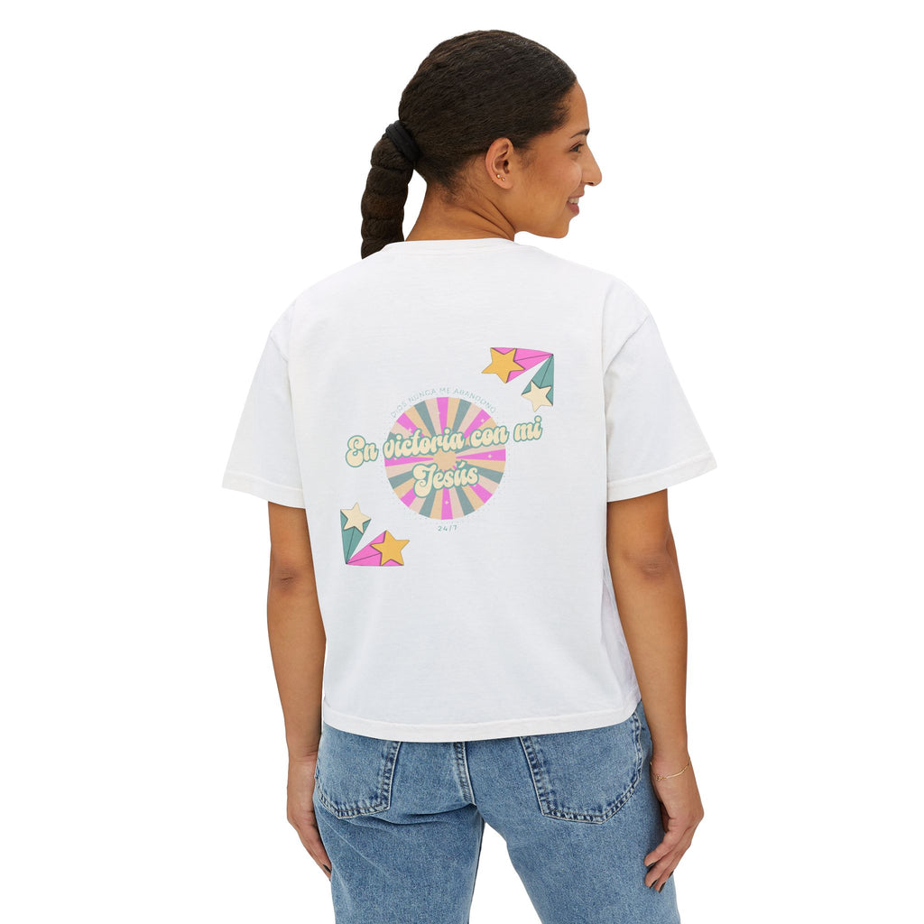 Mujeres Boxy Camisa— 'En Victoria con mi Jesús' Pastel Retro Faith Graphic