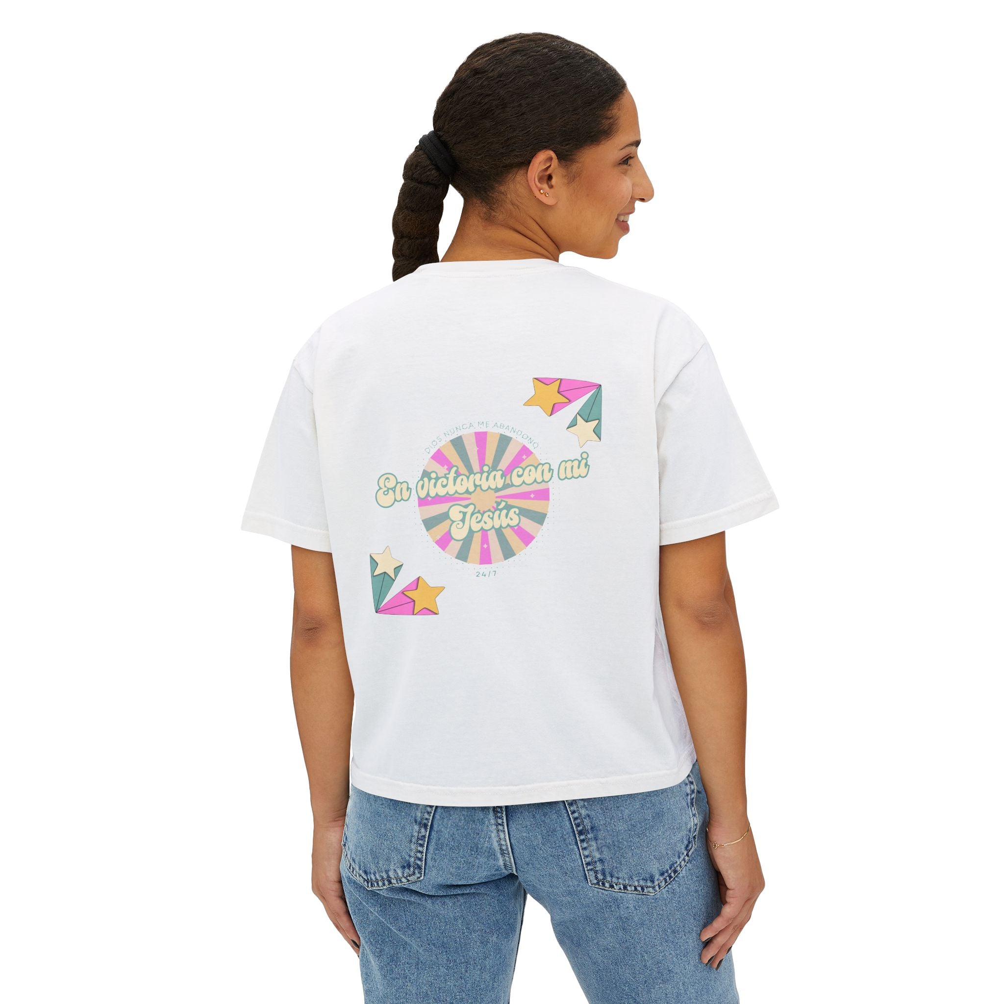 Mujeres Boxy Camisa— 'En Victoria con mi Jesús' Pastel Retro Faith Graphic