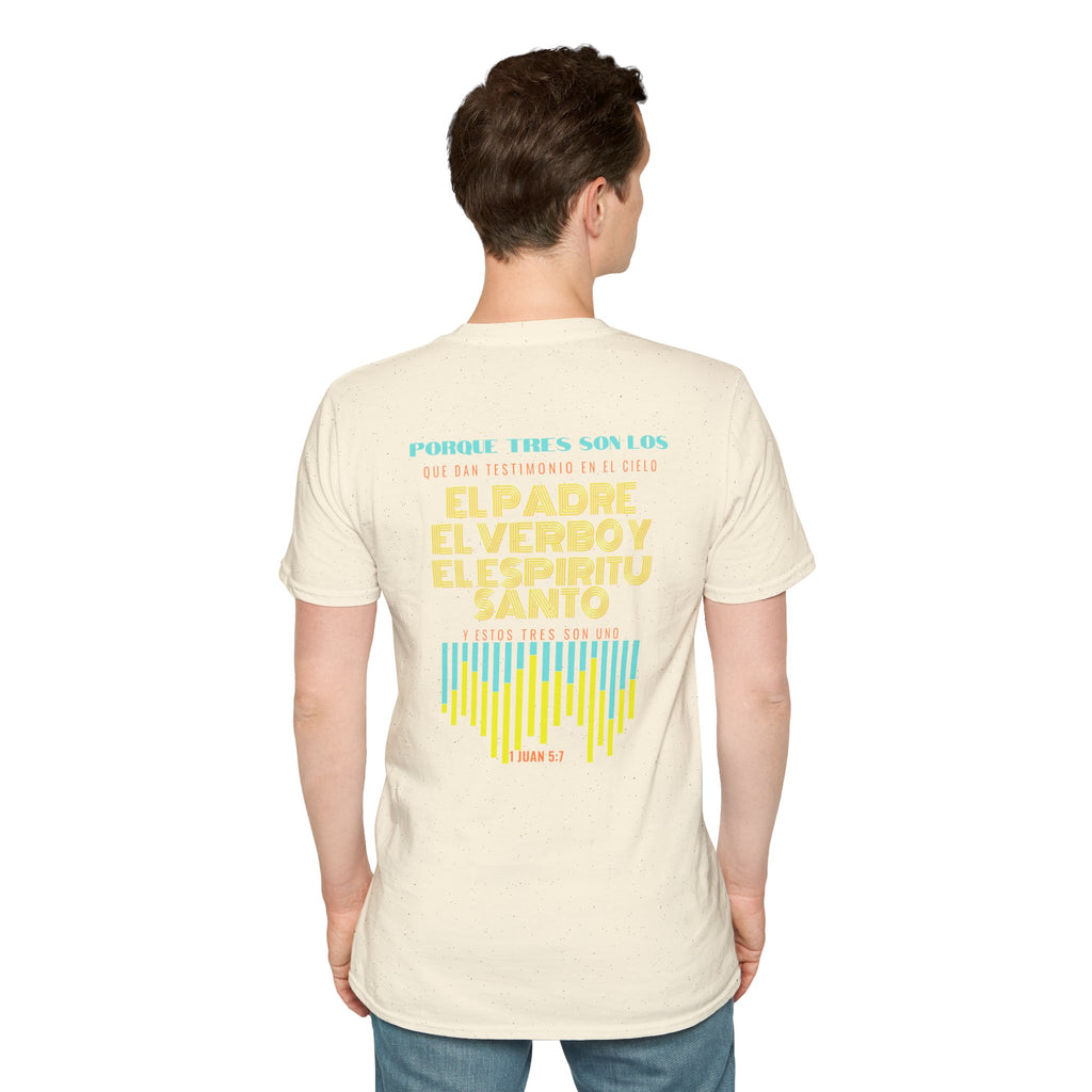 "Yo adoro al Dios verdadero" Camisa Retro —  "Y estos tres son uno" 1Juan 5:7