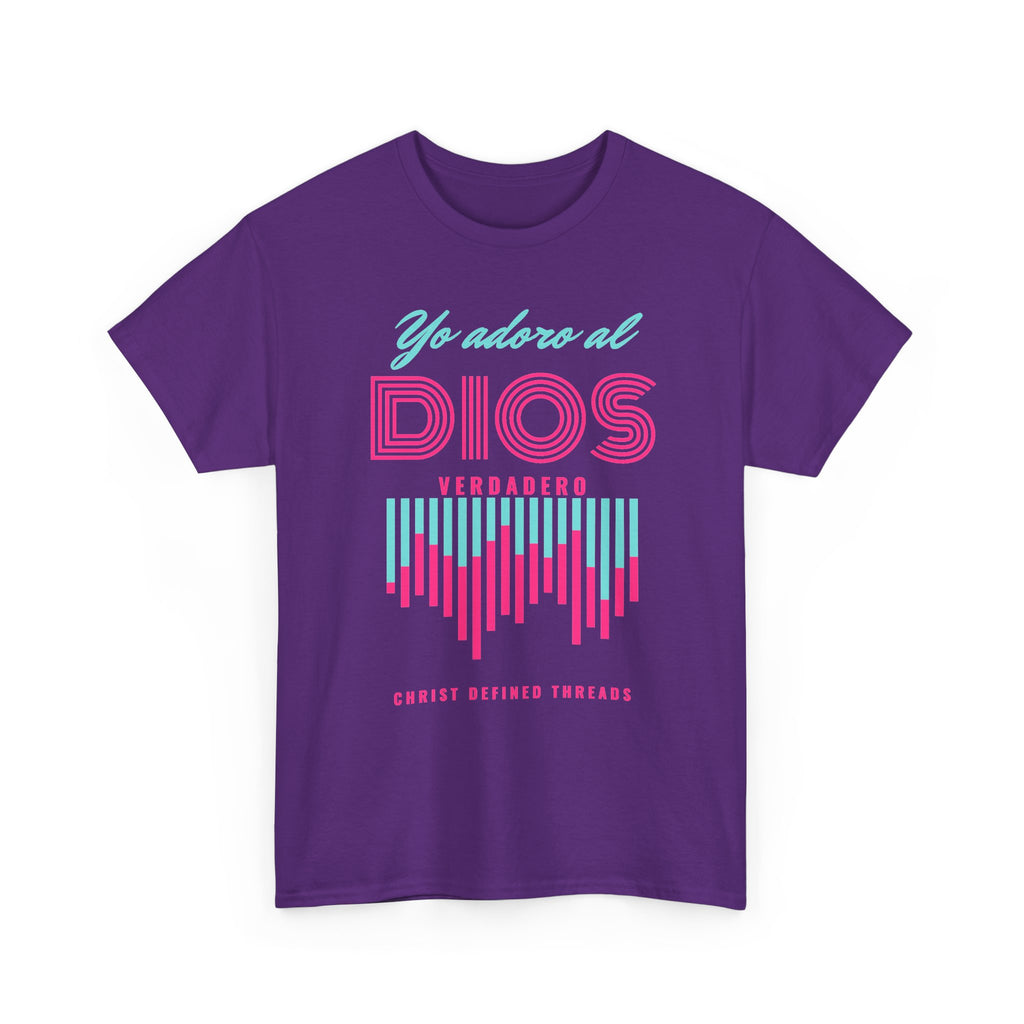 "Yo adoro al Dios verdadero" Camisa Feminina — "Y estos tres son uno" (1 Juan 5:7)