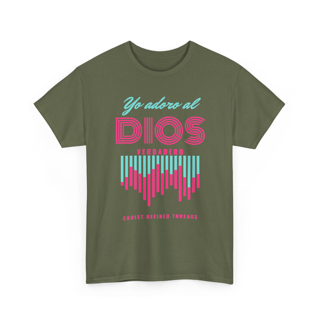 "Yo adoro al Dios verdadero" Camisa Feminina — "Y estos tres son uno" (1 Juan 5:7)