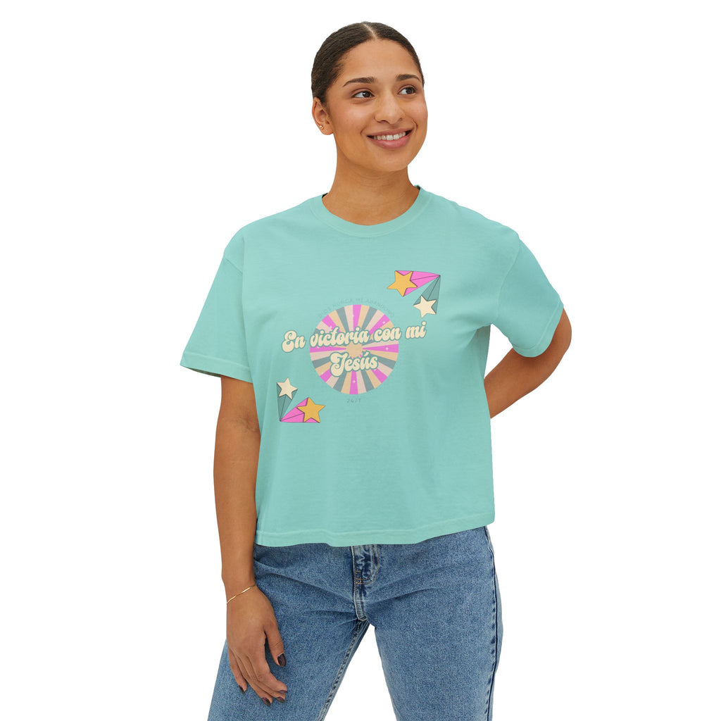 Mujeres Boxy Camisa— 'En Victoria con mi Jesús' Pastel Retro Faith Graphic