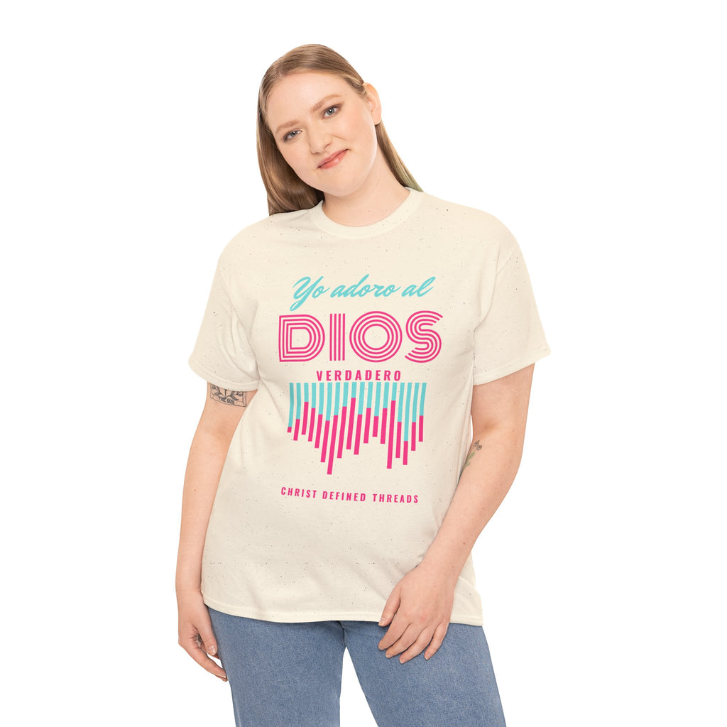 "Yo adoro al Dios verdadero" Camisa Feminina — "Y estos tres son uno" (1 Juan 5:7)