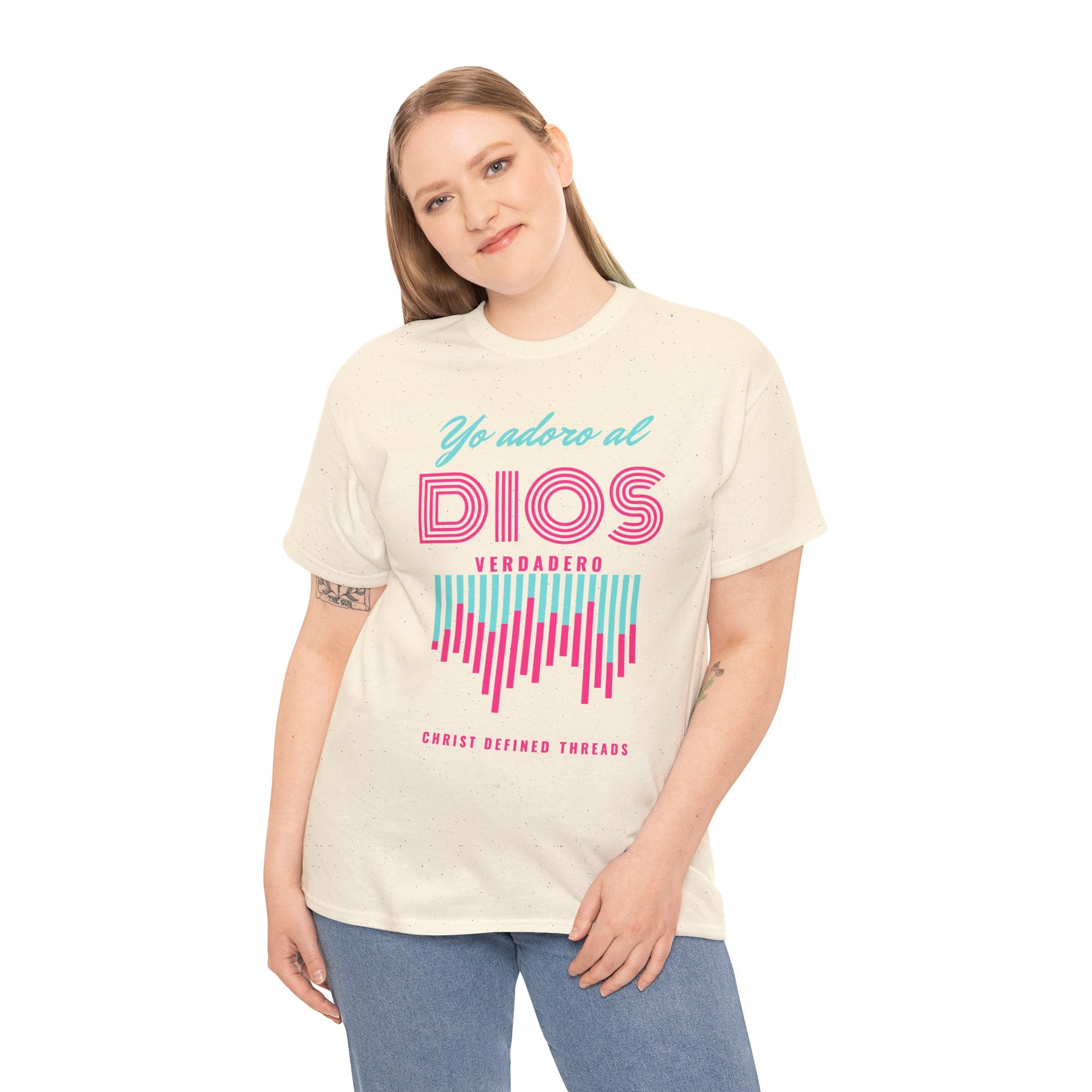 "Yo adoro al Dios verdadero" Camisa Feminina — "Y estos tres son uno" (1 Juan 5:7)