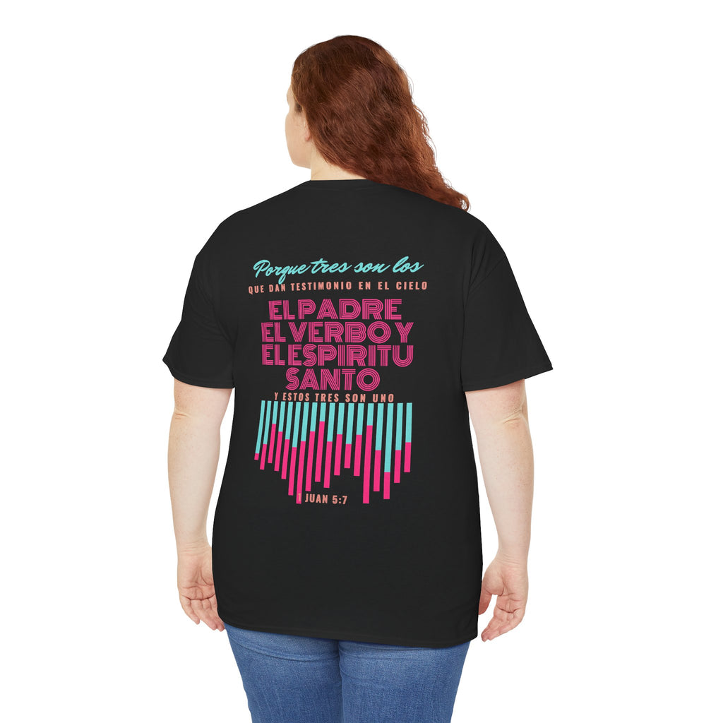 "Yo adoro al Dios verdadero" Camisa Feminina — "Y estos tres son uno" (1 Juan 5:7)