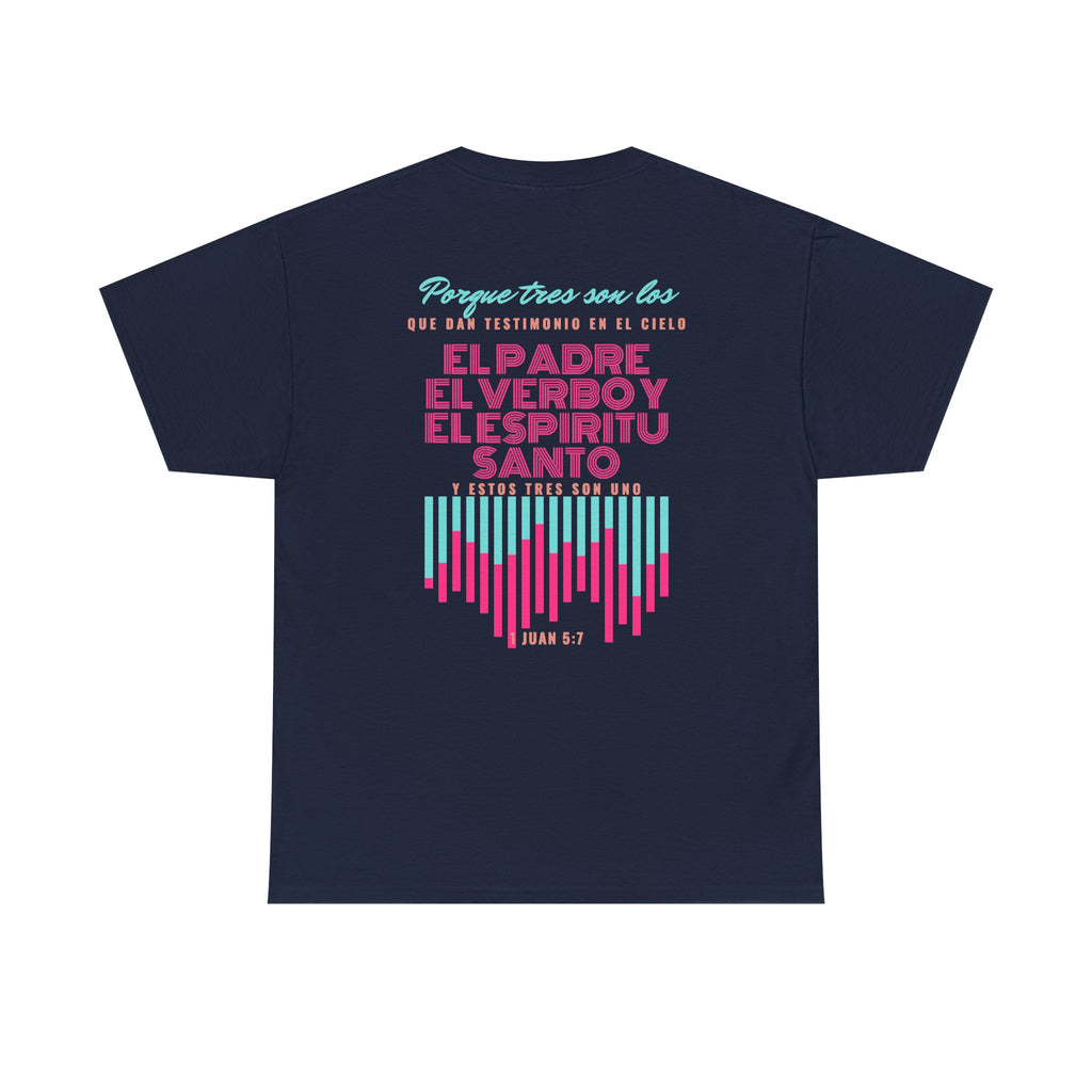 "Yo adoro al Dios verdadero" Camisa Feminina — "Y estos tres son uno" (1 Juan 5:7)