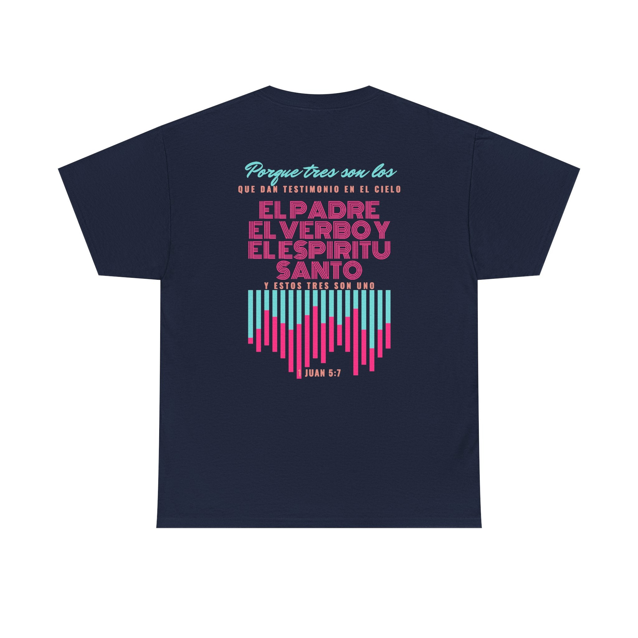 "Yo adoro al Dios verdadero" Camisa Feminina — "Y estos tres son uno" (1 Juan 5:7)