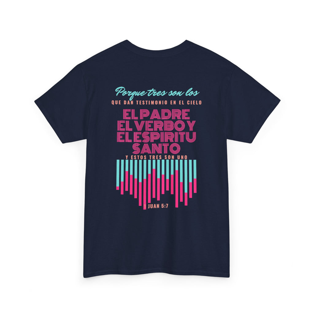 "Yo adoro al Dios verdadero" Camisa Feminina — "Y estos tres son uno" (1 Juan 5:7)