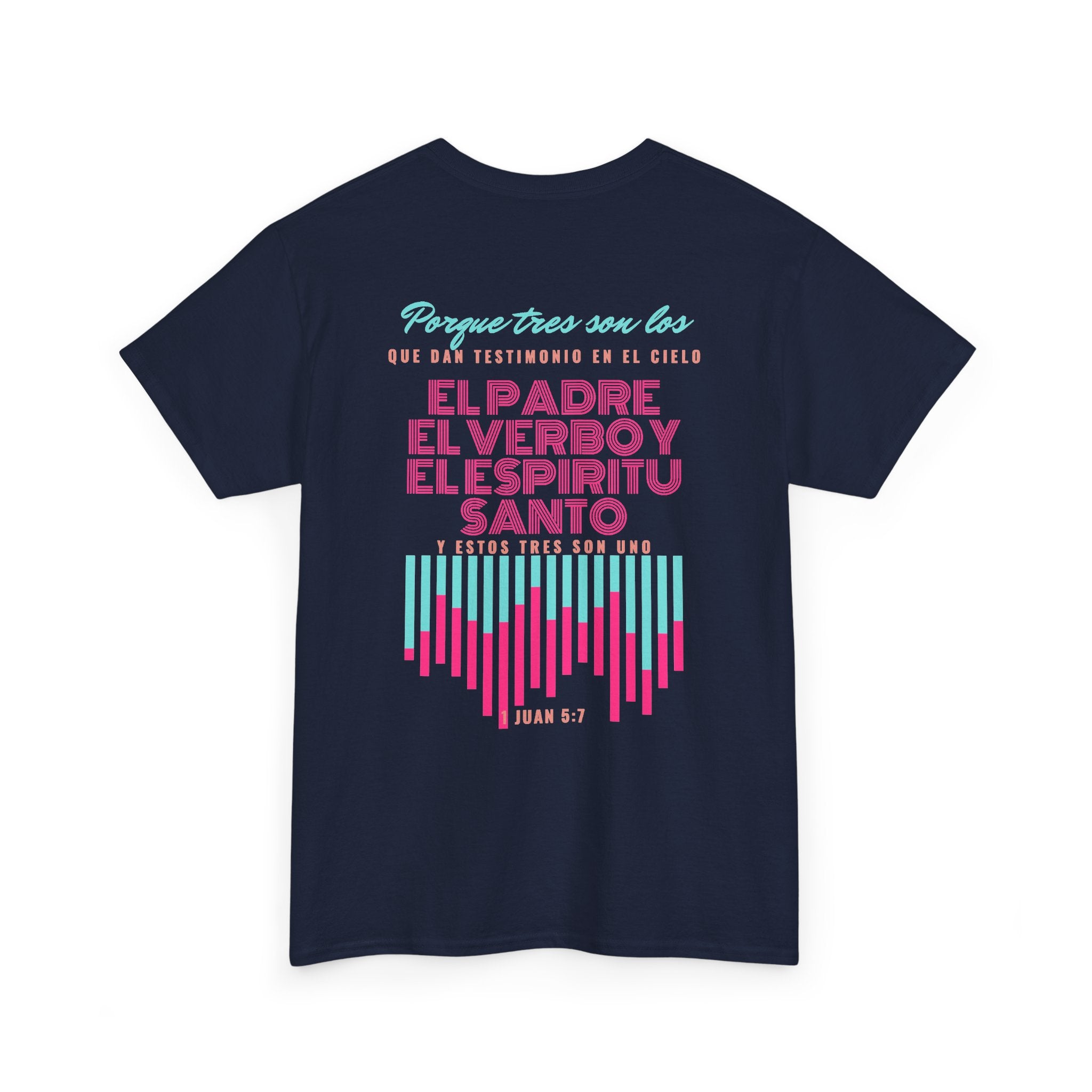 "Yo adoro al Dios verdadero" Camisa Feminina — "Y estos tres son uno" (1 Juan 5:7)