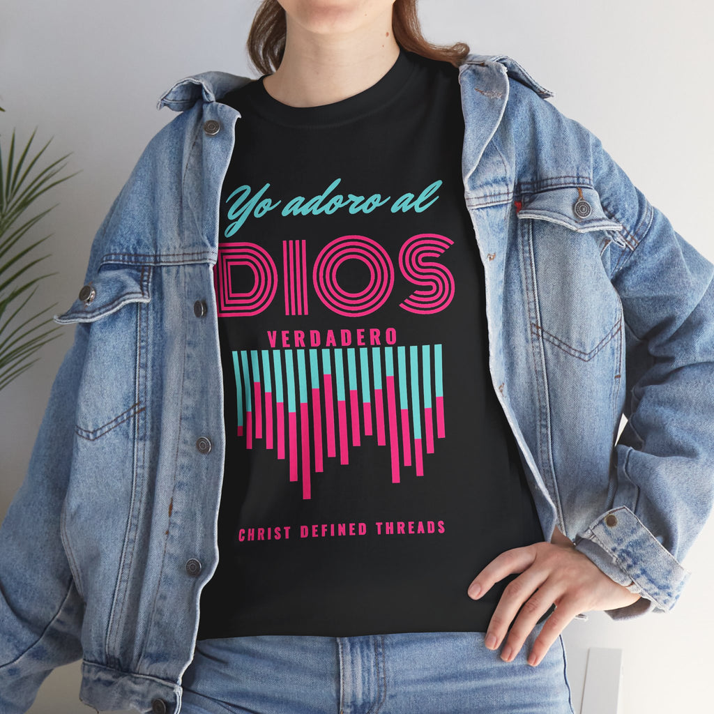 "Yo adoro al Dios verdadero" Camisa Feminina — "Y estos tres son uno" (1 Juan 5:7)