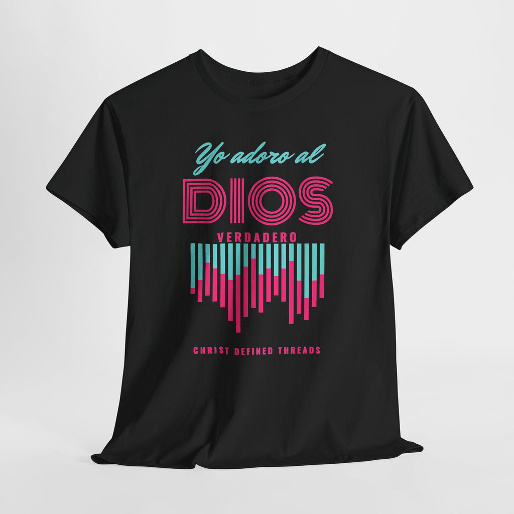 "Yo adoro al Dios verdadero" Camisa Feminina — "Y estos tres son uno" (1 Juan 5:7)