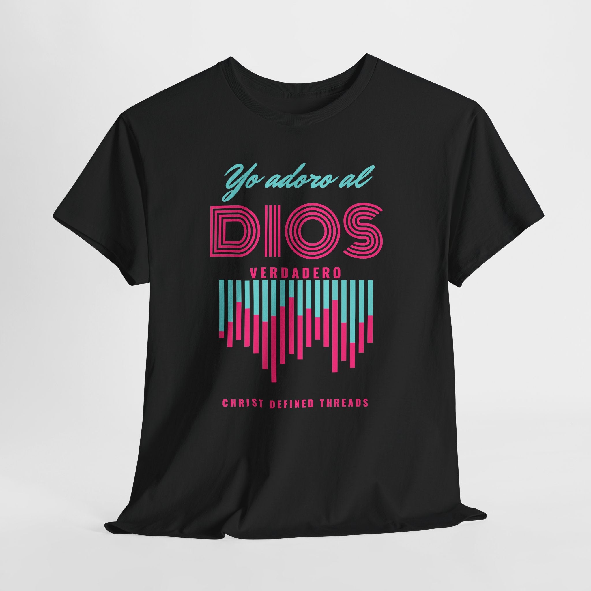 "Yo adoro al Dios verdadero" Camisa Feminina — "Y estos tres son uno" (1 Juan 5:7)