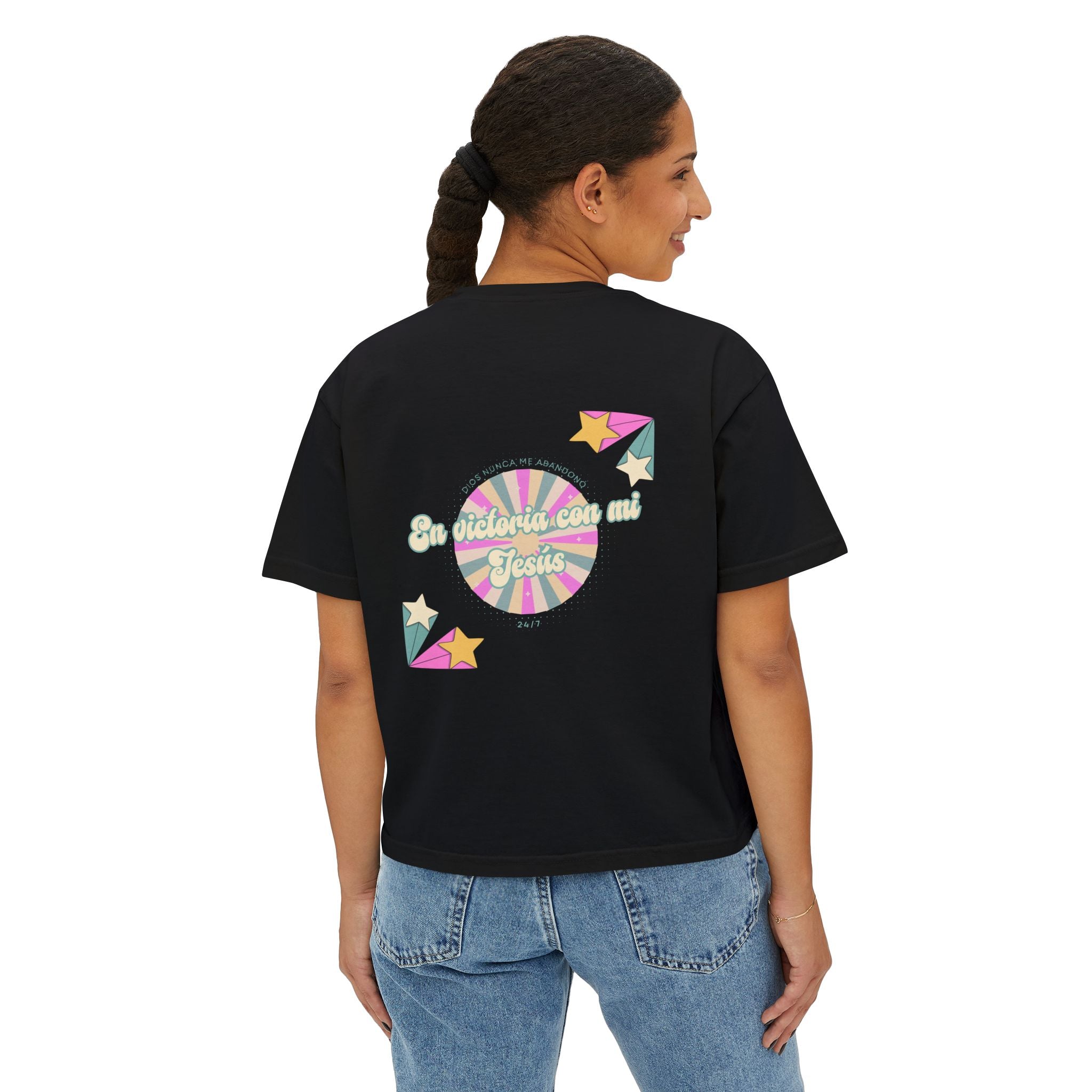Mujeres Boxy Camisa— 'En Victoria con mi Jesús' Pastel Retro Faith Graphic