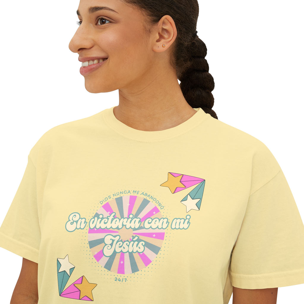 Mujeres Boxy Camisa— 'En Victoria con mi Jesús' Pastel Retro Faith Graphic