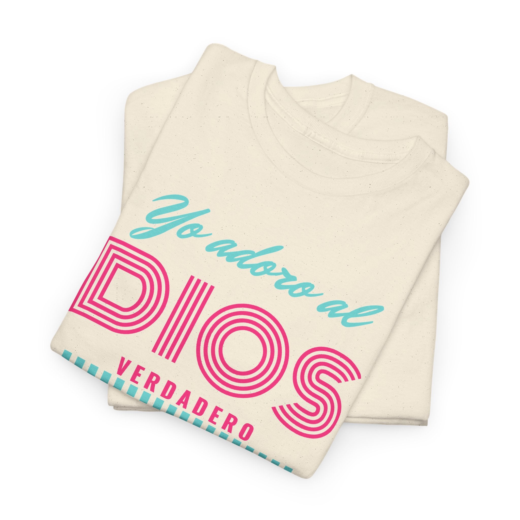 "Yo adoro al Dios verdadero" Camisa Feminina — "Y estos tres son uno" (1 Juan 5:7)