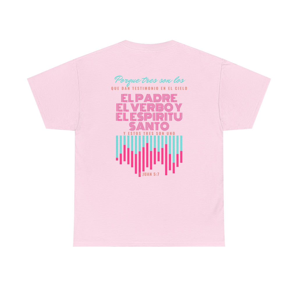"Yo adoro al Dios verdadero" Camisa Feminina — "Y estos tres son uno" (1 Juan 5:7)