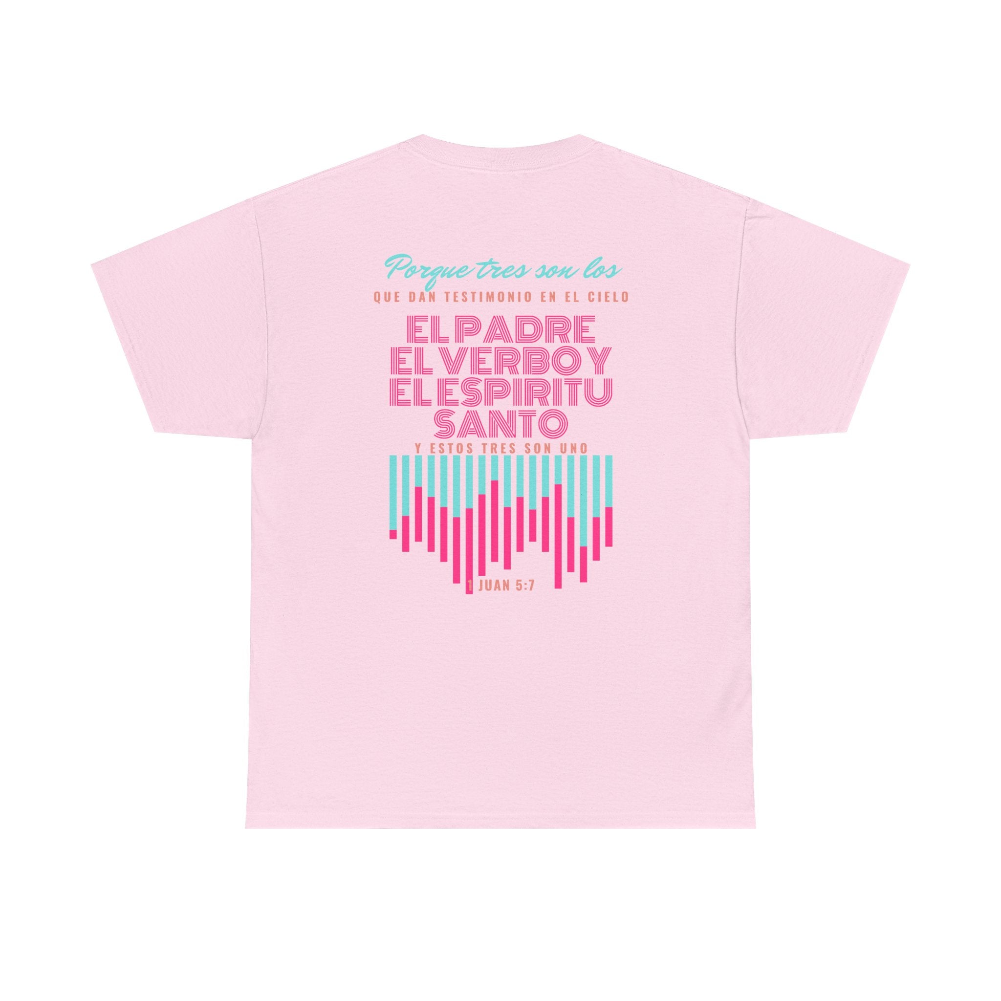 "Yo adoro al Dios verdadero" Camisa Feminina — "Y estos tres son uno" (1 Juan 5:7)