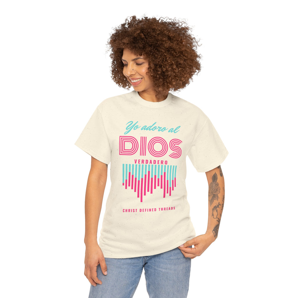 "Yo adoro al Dios verdadero" Camisa Feminina — "Y estos tres son uno" (1 Juan 5:7)