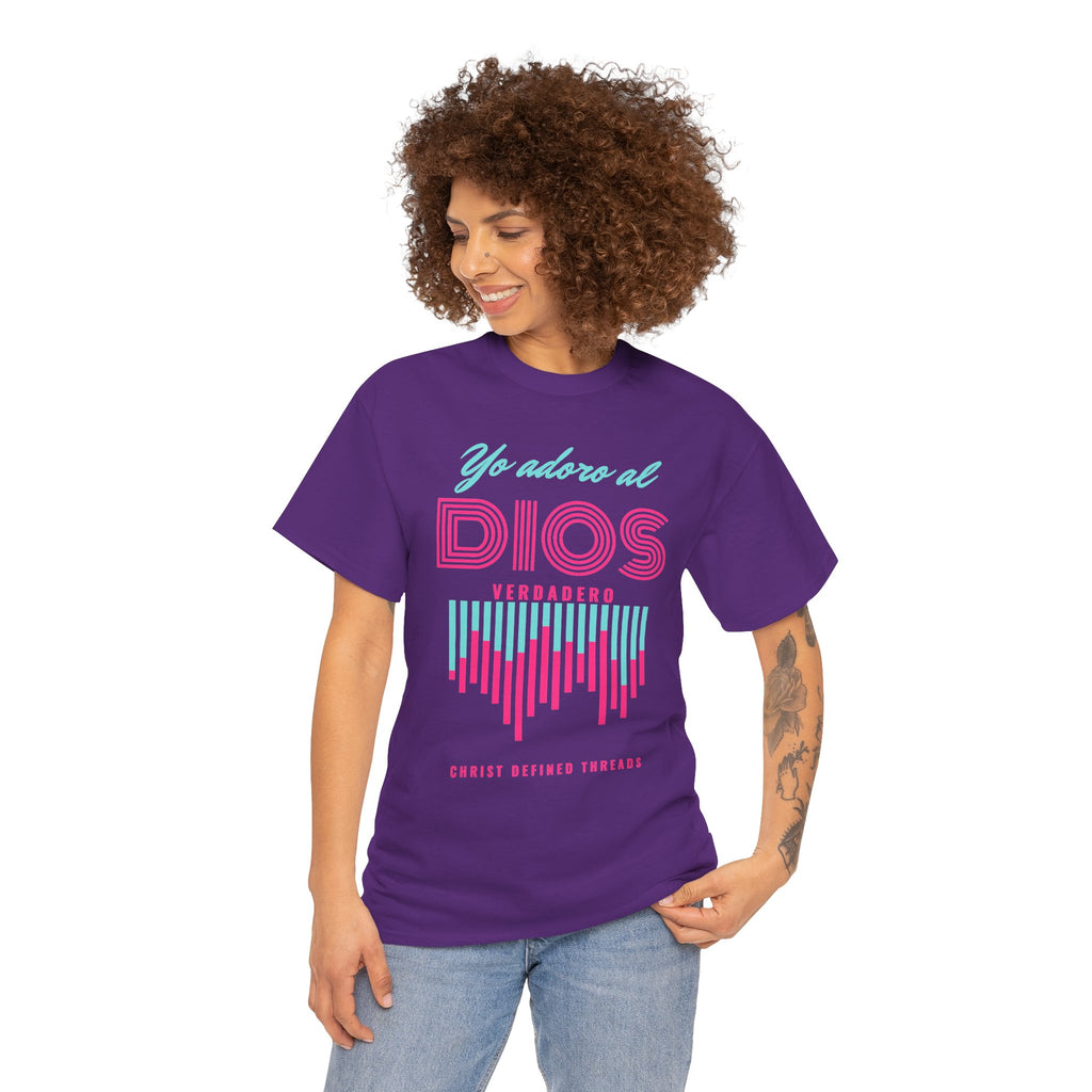 "Yo adoro al Dios verdadero" Camisa Feminina — "Y estos tres son uno" (1 Juan 5:7)