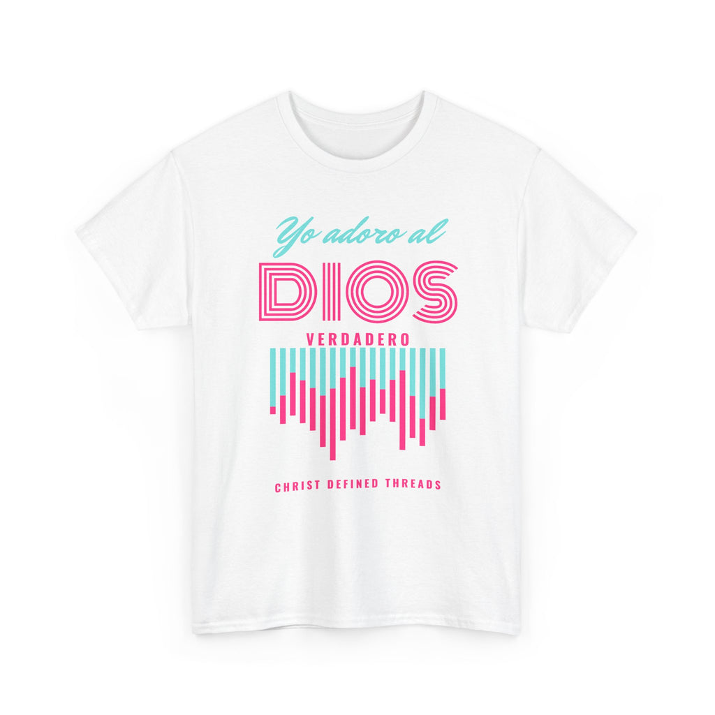 "Yo adoro al Dios verdadero" Camisa Feminina — "Y estos tres son uno" (1 Juan 5:7)