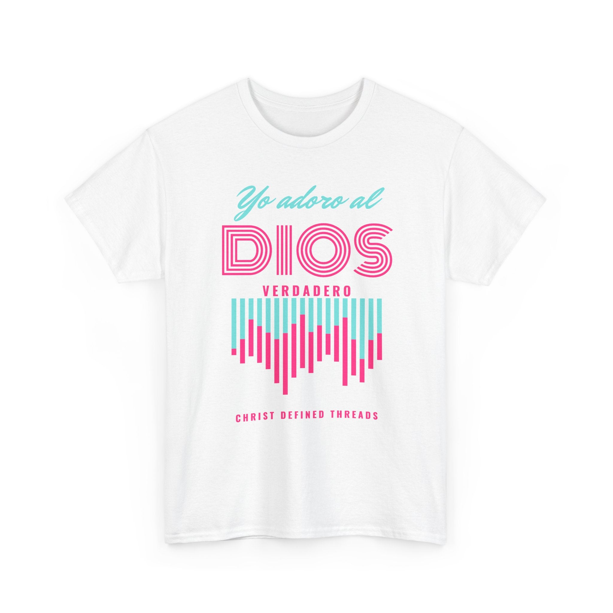 "Yo adoro al Dios verdadero" Camisa Feminina — "Y estos tres son uno" (1 Juan 5:7)