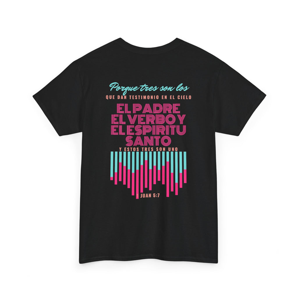 "Yo adoro al Dios verdadero" Camisa Feminina — "Y estos tres son uno" (1 Juan 5:7)