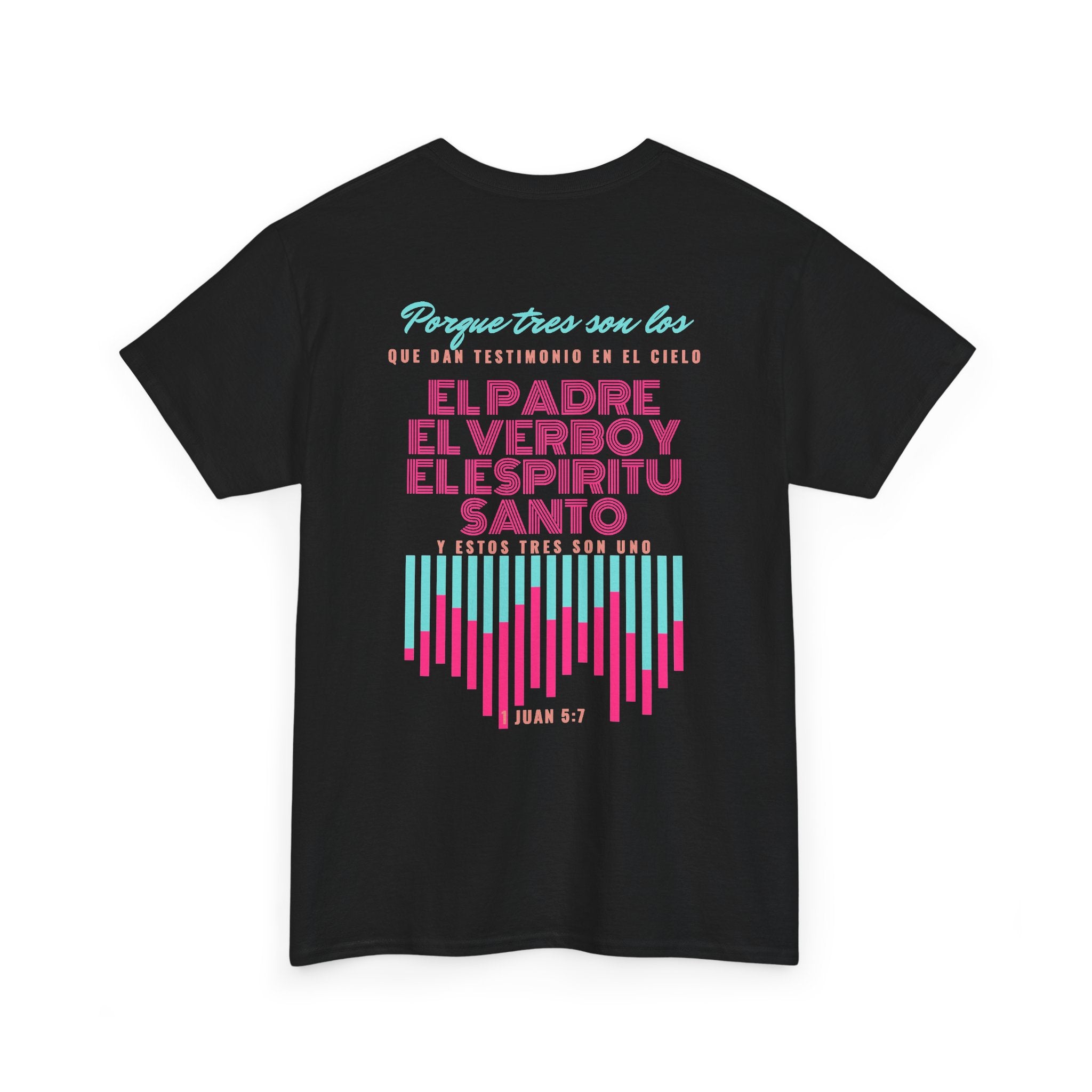 "Yo adoro al Dios verdadero" Camisa Feminina — "Y estos tres son uno" (1 Juan 5:7)