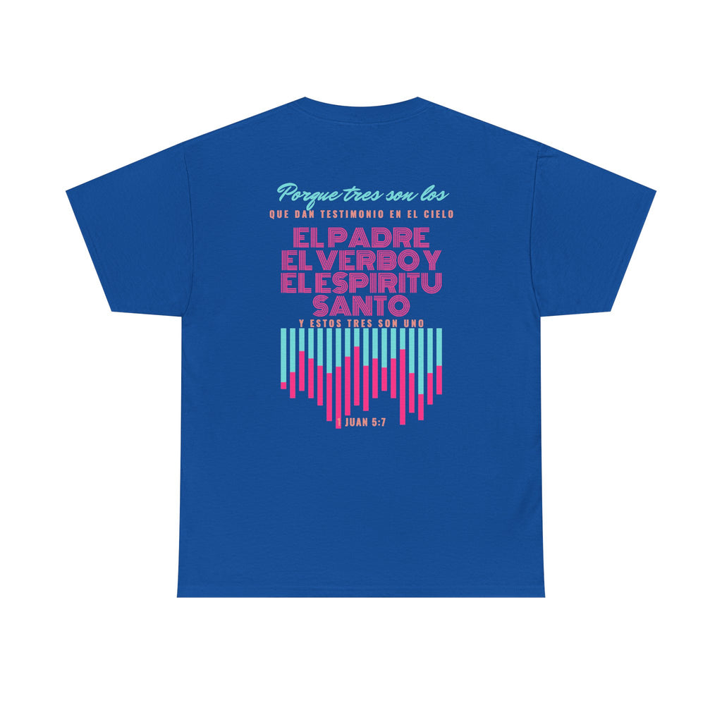 "Yo adoro al Dios verdadero" Camisa Feminina — "Y estos tres son uno" (1 Juan 5:7)