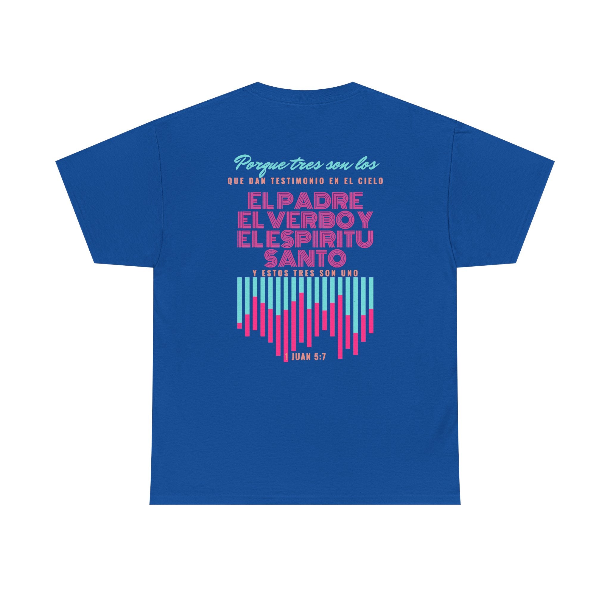 "Yo adoro al Dios verdadero" Camisa Feminina — "Y estos tres son uno" (1 Juan 5:7)
