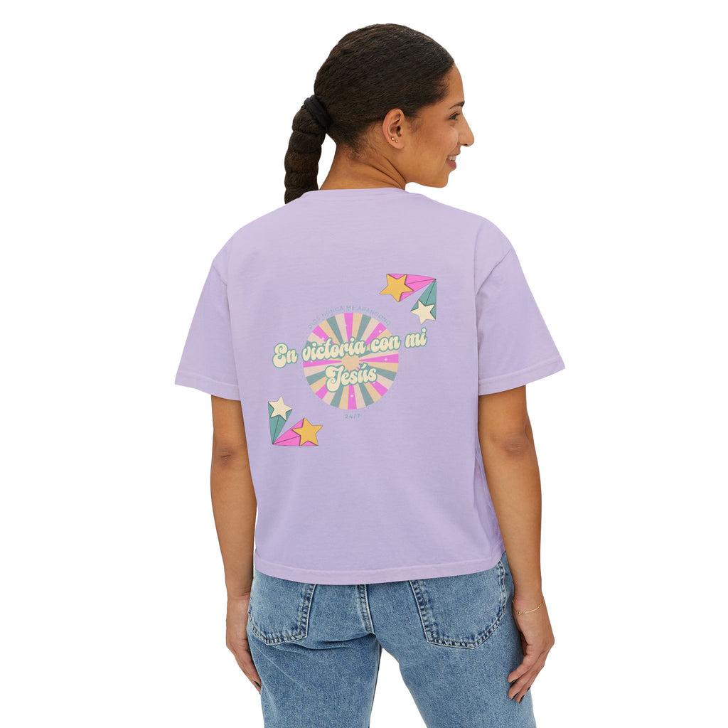 Mujeres Boxy Camisa— 'En Victoria con mi Jesús' Pastel Retro Faith Graphic