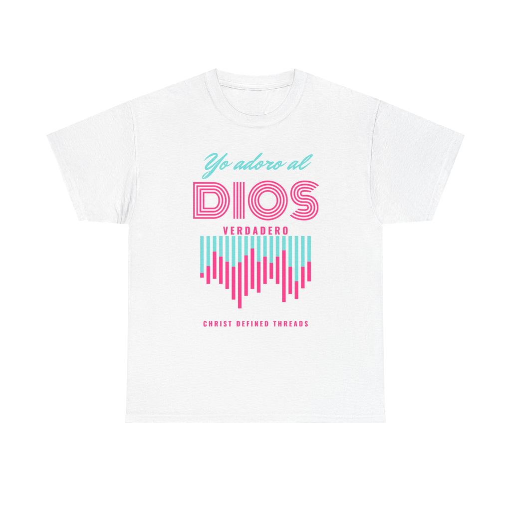 "Yo adoro al Dios verdadero" Camisa Feminina — "Y estos tres son uno" (1 Juan 5:7)
