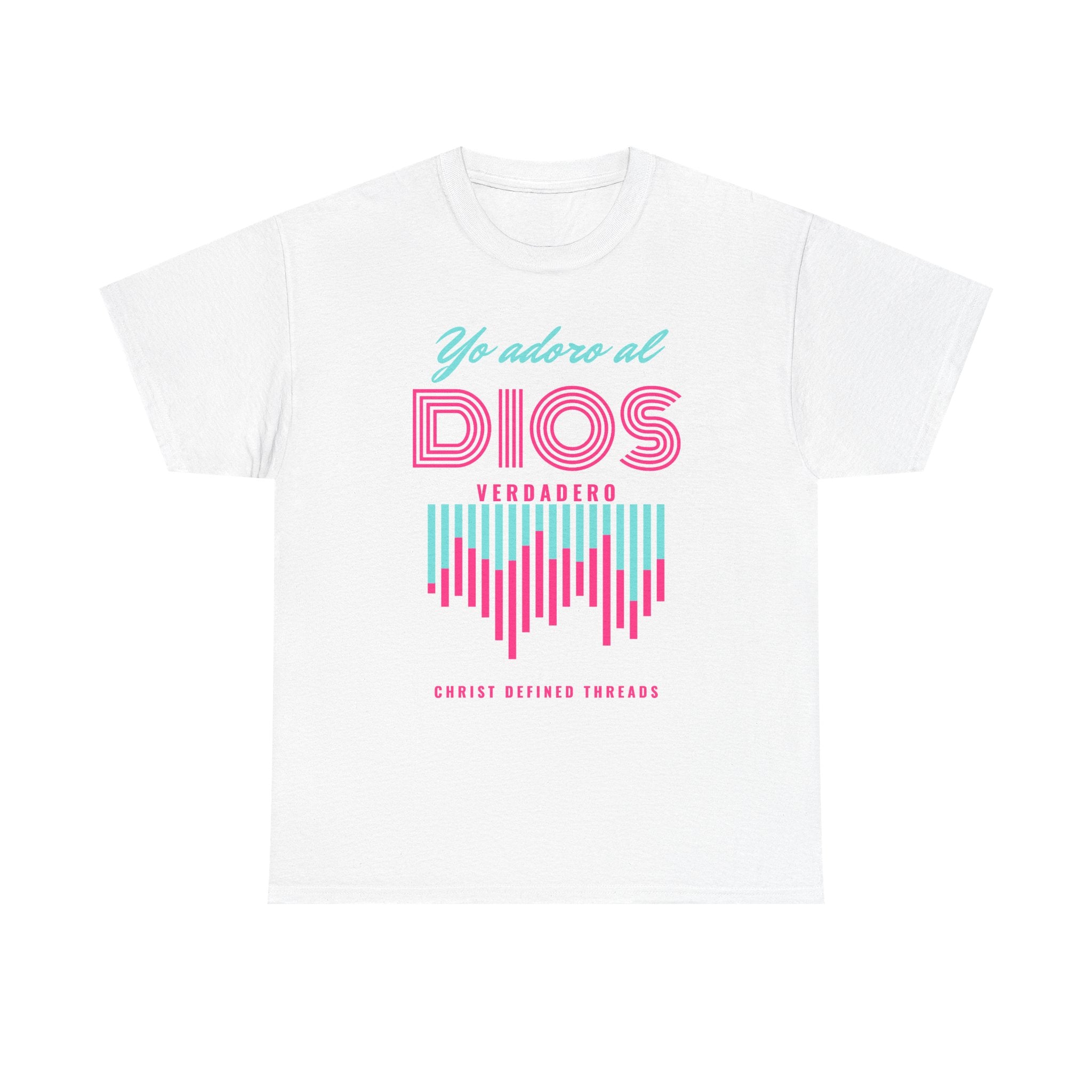 "Yo adoro al Dios verdadero" Camisa Feminina — "Y estos tres son uno" (1 Juan 5:7)