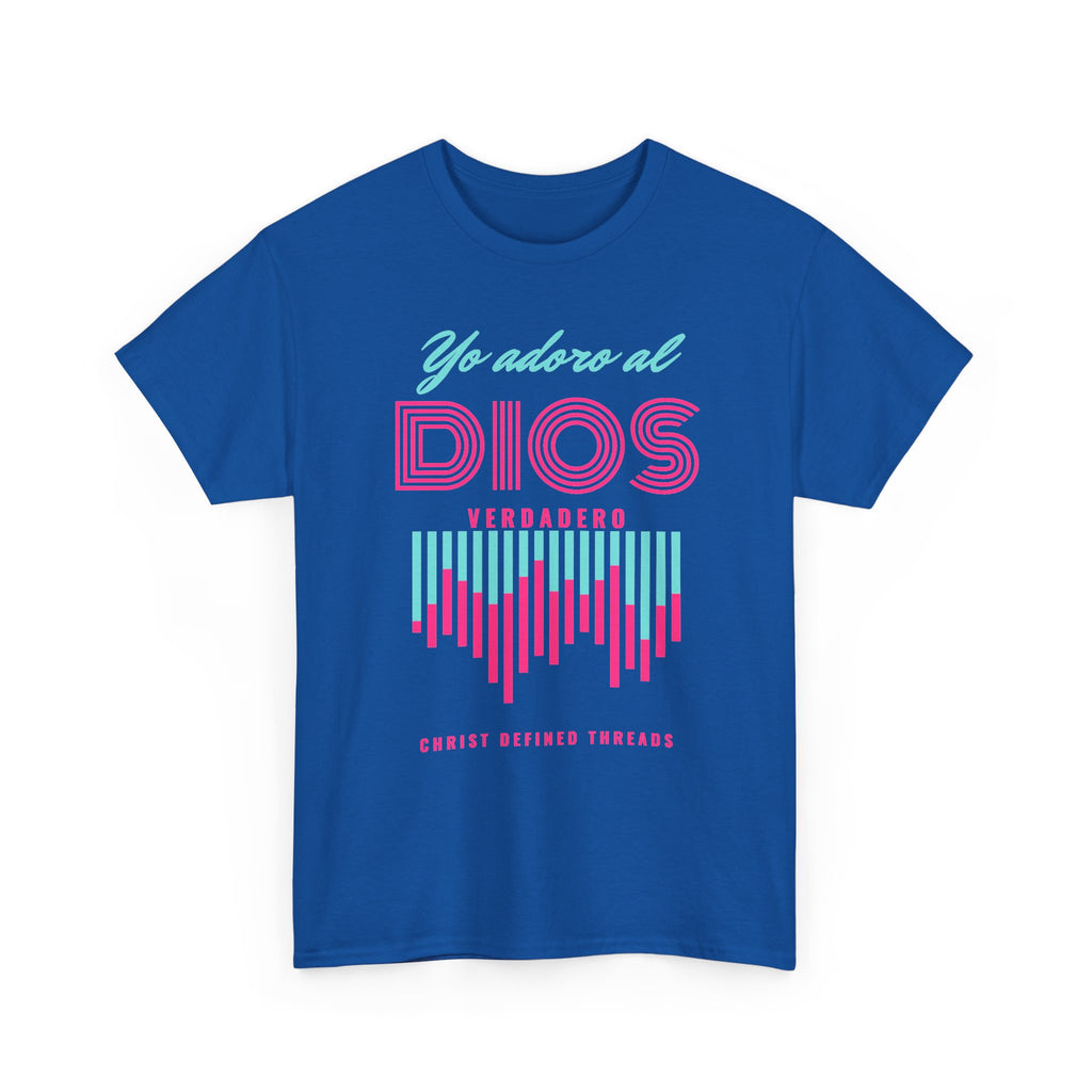 "Yo adoro al Dios verdadero" Camisa Feminina — "Y estos tres son uno" (1 Juan 5:7)