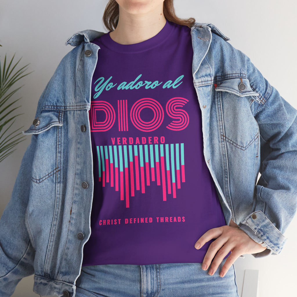 "Yo adoro al Dios verdadero" Camisa Feminina — "Y estos tres son uno" (1 Juan 5:7)