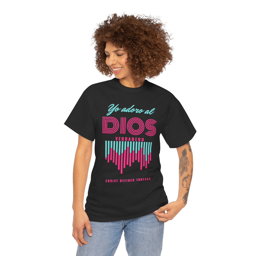 "Yo adoro al Dios verdadero" Camisa Feminina — "Y estos tres son uno" (1 Juan 5:7)