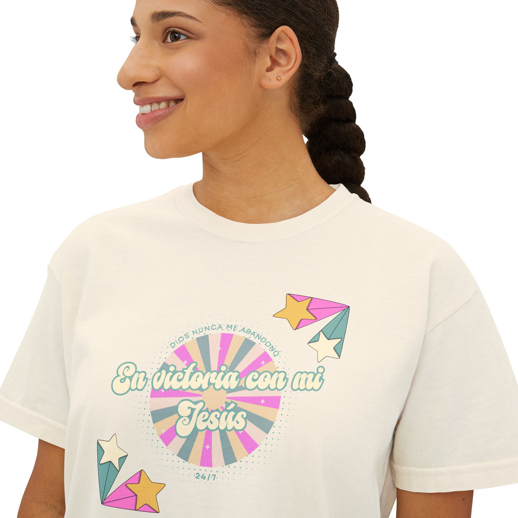 Mujeres Boxy Camisa— 'En Victoria con mi Jesús' Pastel Retro Faith Graphic