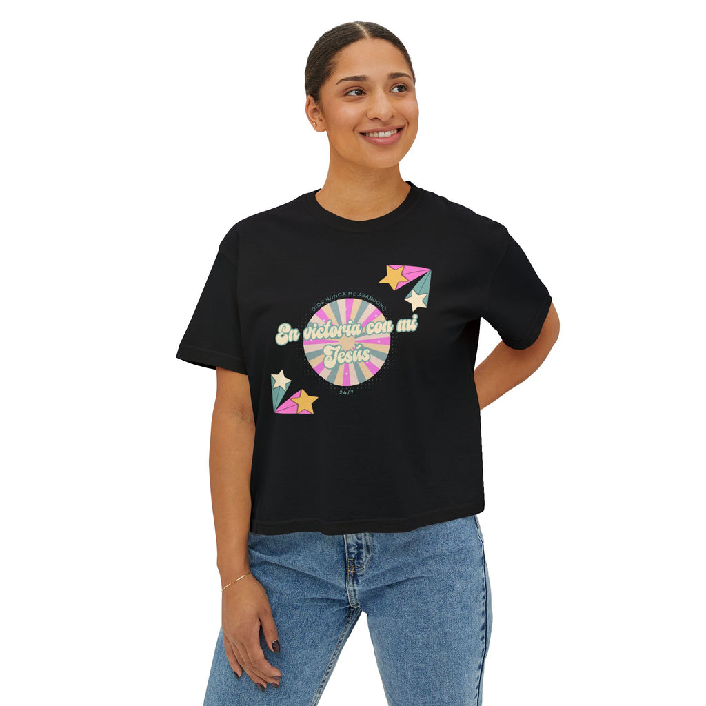 Mujeres Boxy Camisa— 'En Victoria con mi Jesús' Pastel Retro Faith Graphic