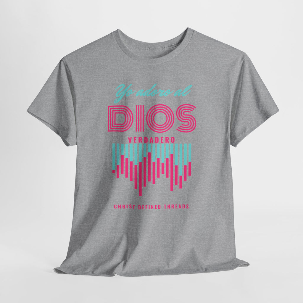 "Yo adoro al Dios verdadero" Camisa Feminina — "Y estos tres son uno" (1 Juan 5:7)