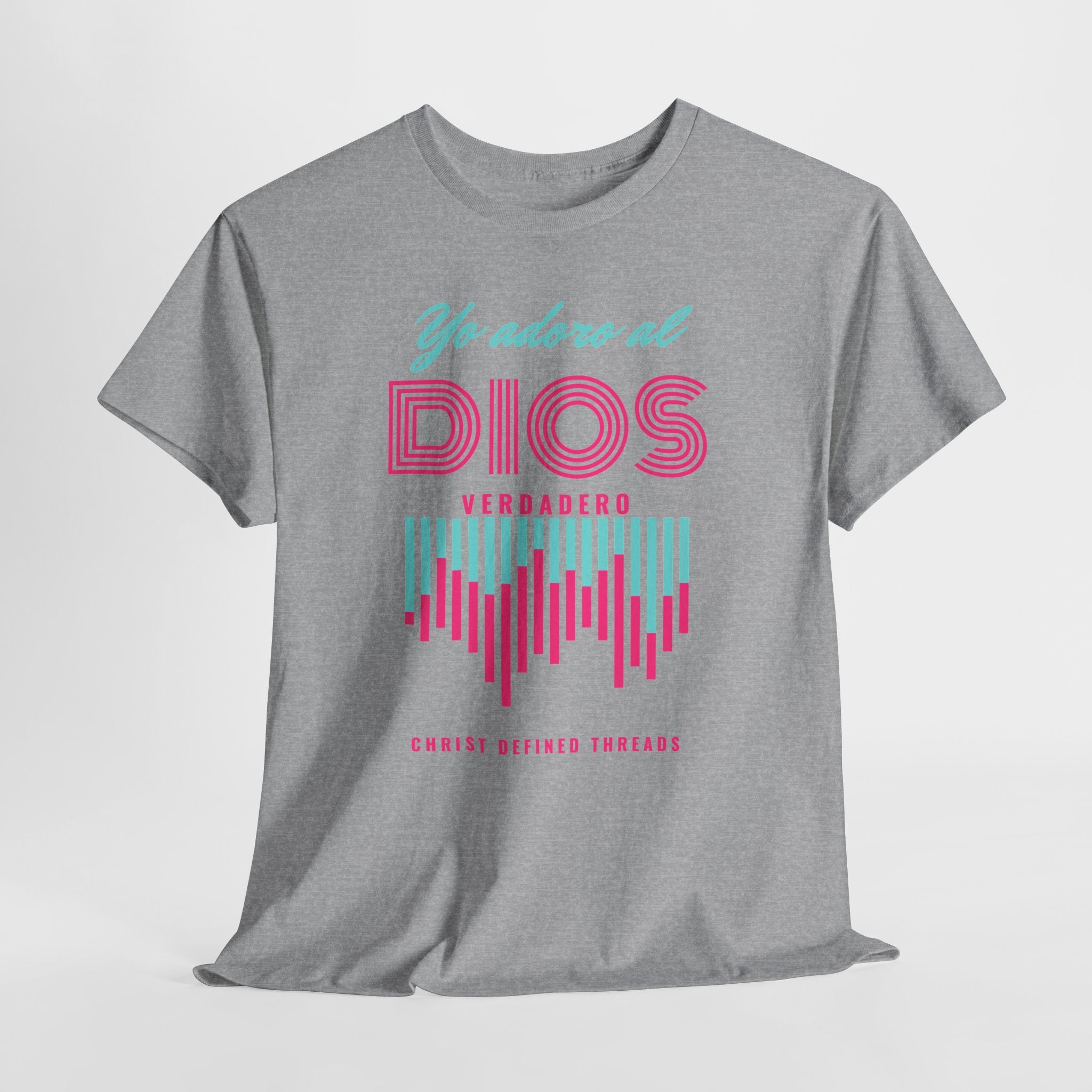 "Yo adoro al Dios verdadero" Camisa Feminina — "Y estos tres son uno" (1 Juan 5:7)