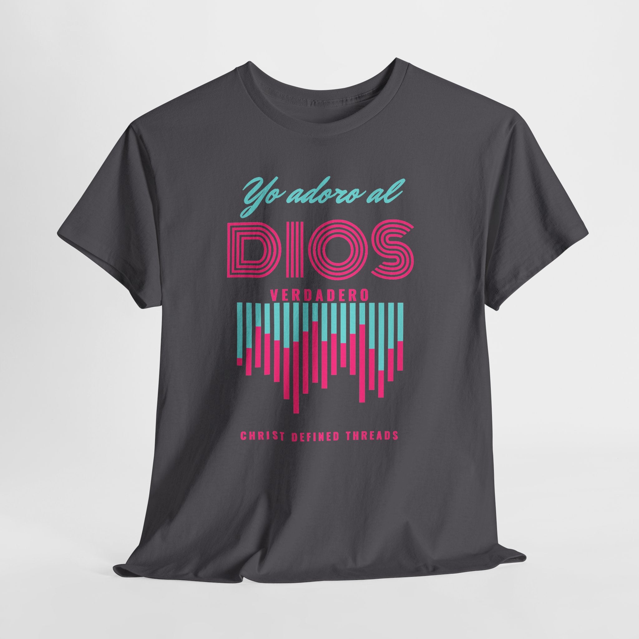 "Yo adoro al Dios verdadero" Camisa Feminina — "Y estos tres son uno" (1 Juan 5:7)