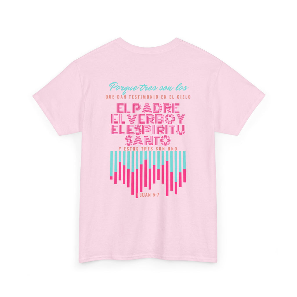 "Yo adoro al Dios verdadero" Camisa Feminina — "Y estos tres son uno" (1 Juan 5:7)