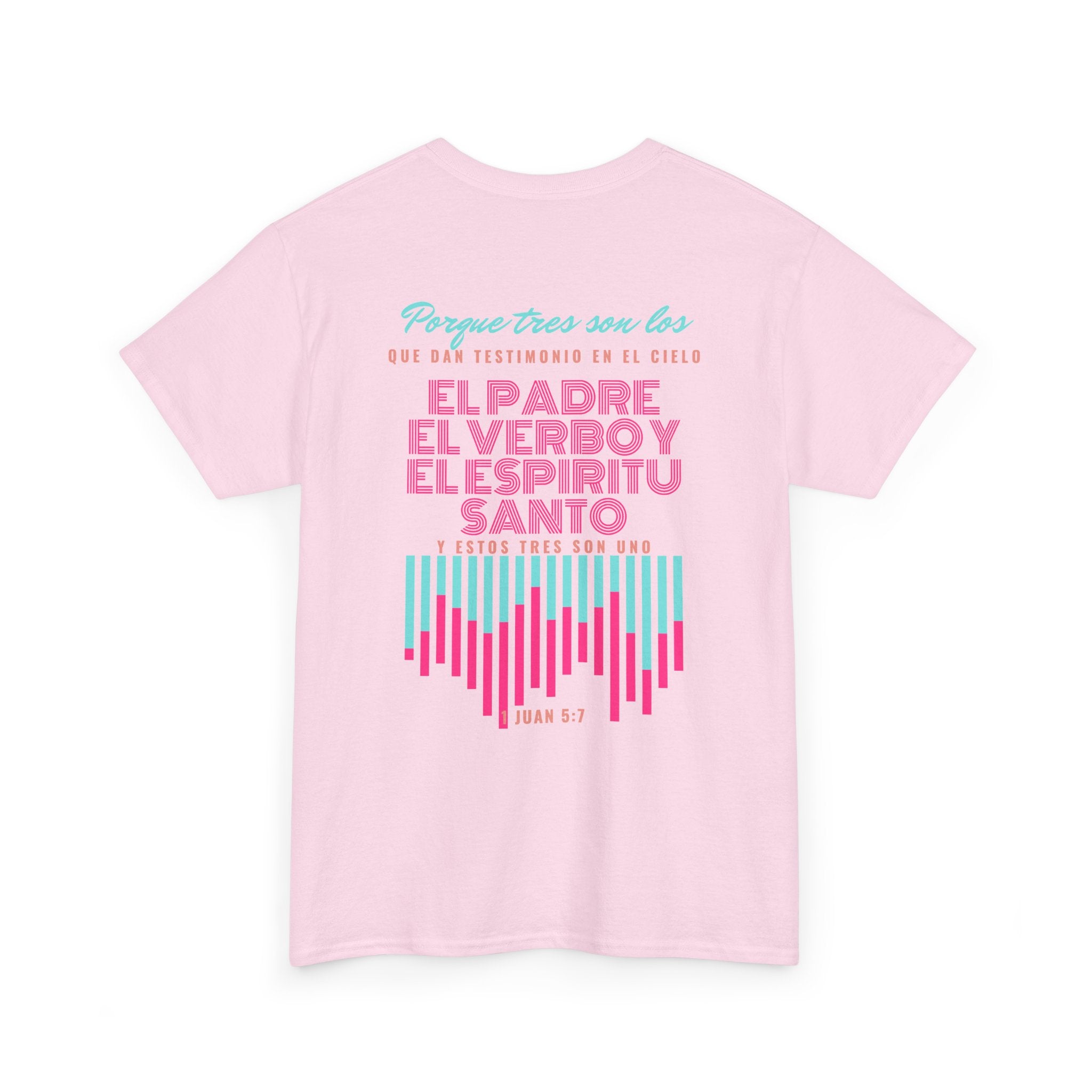 "Yo adoro al Dios verdadero" Camisa Feminina — "Y estos tres son uno" (1 Juan 5:7)