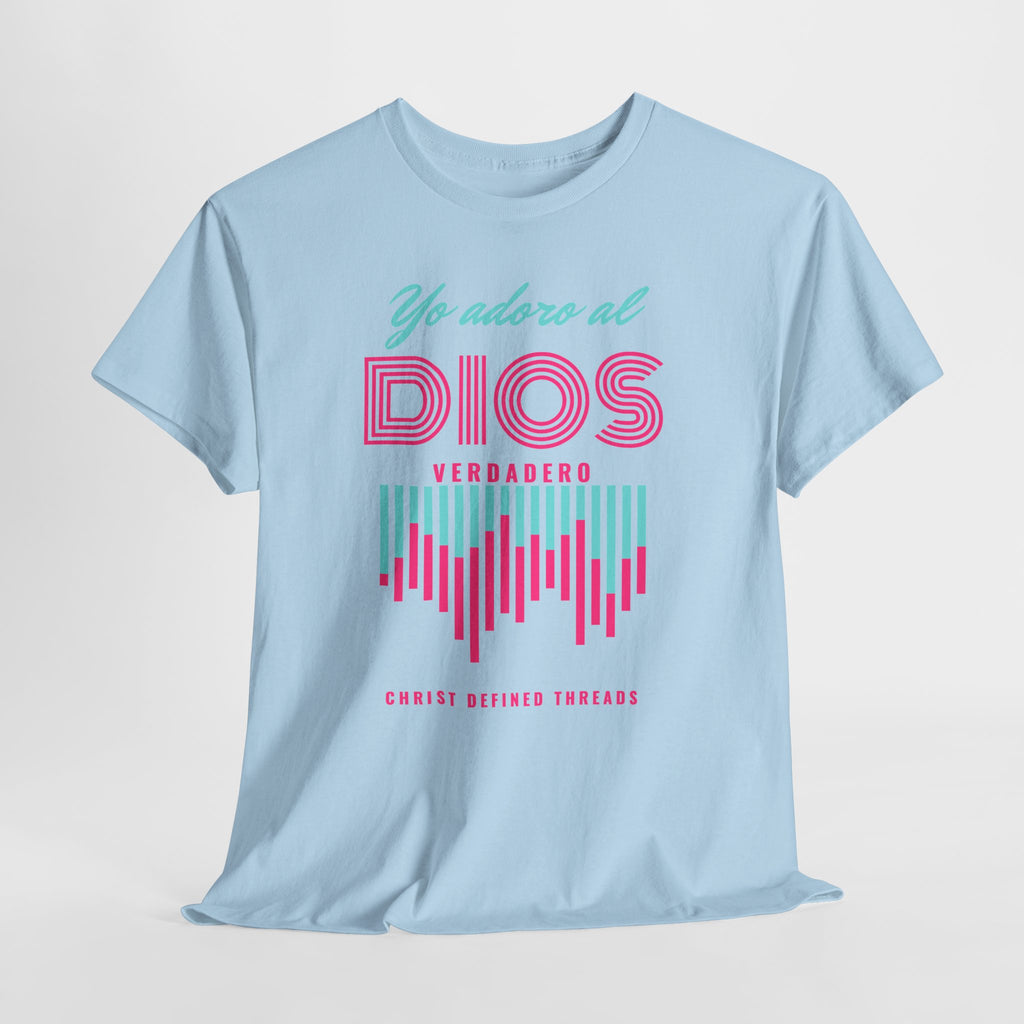 "Yo adoro al Dios verdadero" Camisa Feminina — "Y estos tres son uno" (1 Juan 5:7)