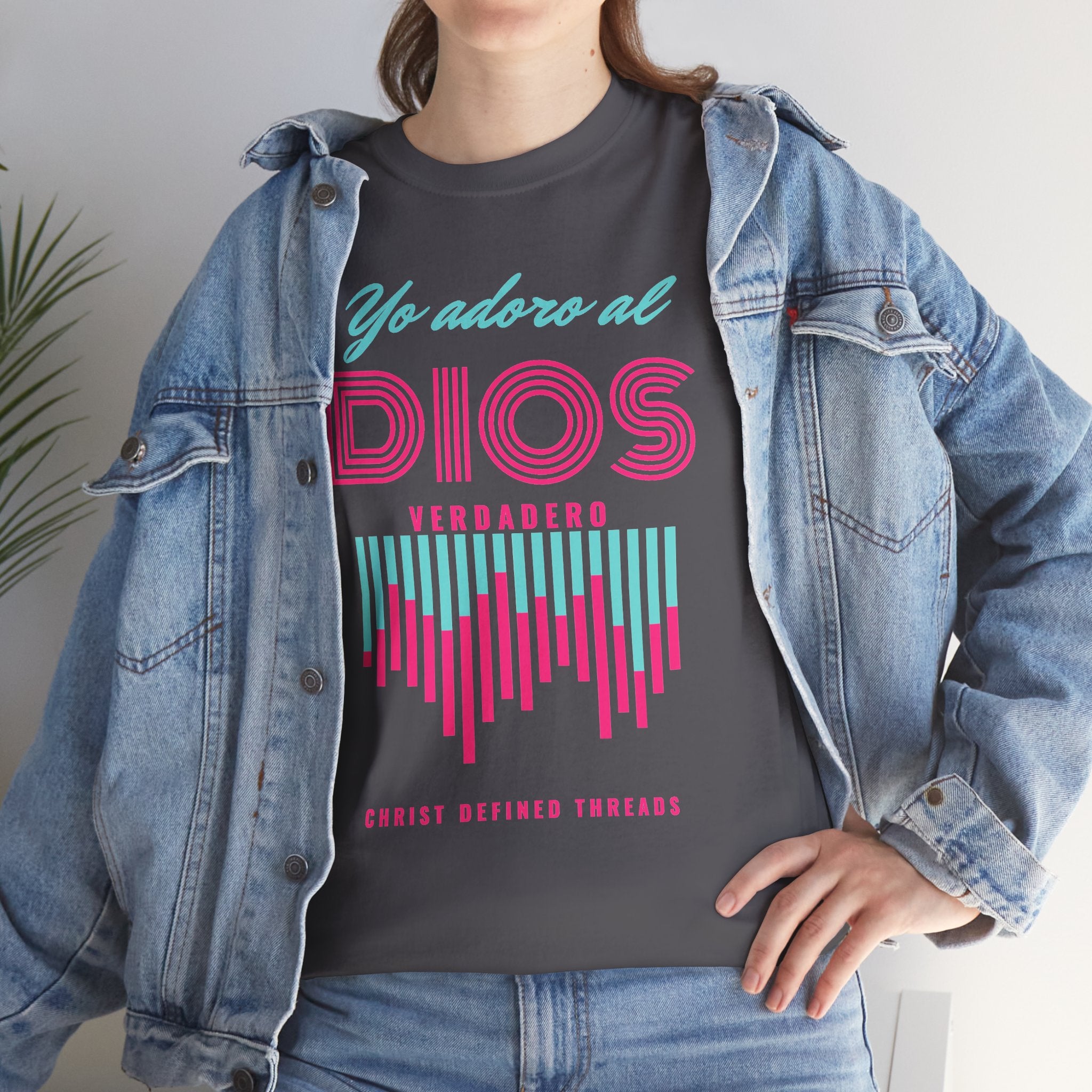 "Yo adoro al Dios verdadero" Camisa Feminina — "Y estos tres son uno" (1 Juan 5:7)