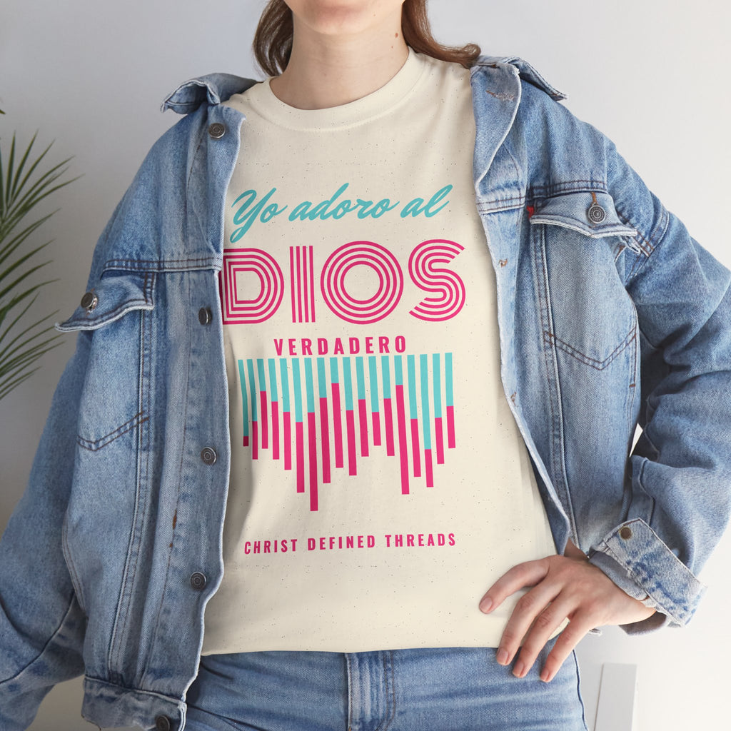 "Yo adoro al Dios verdadero" Camisa Feminina — "Y estos tres son uno" (1 Juan 5:7)